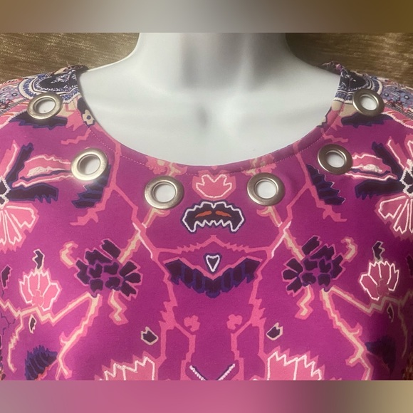 New Directions Grommet Neck Swing Top - Picture 2 of 12